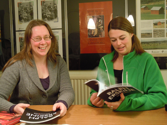 Anna Forsberg t hö och Jenny Findahl t vä på Länsmuseet Gävleborg. Vi pratar ihop oss om boken "Järnladies". Foto Ch Lindeqvist.