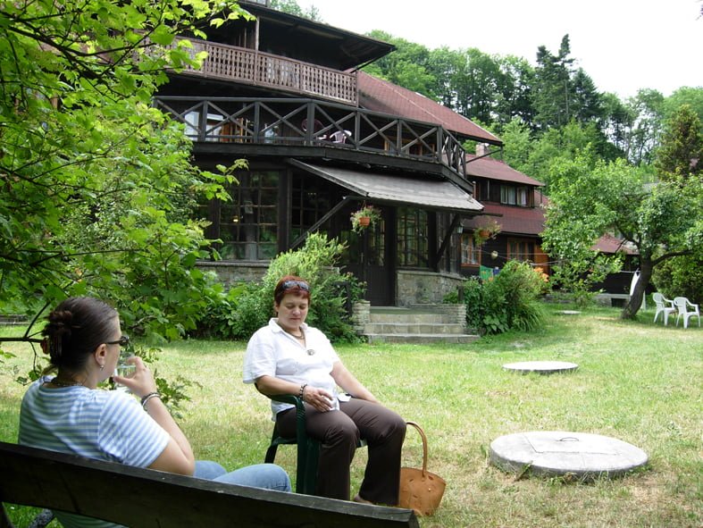 Ett trähotell för vila intill skogen och byn Lanckorona. Polska kollegor vilar i trädgården efter en långpromenad. Övre bilden visar de vida vyerna från byn som ligger högt över jordbrukslandskapet. Foto ChL.