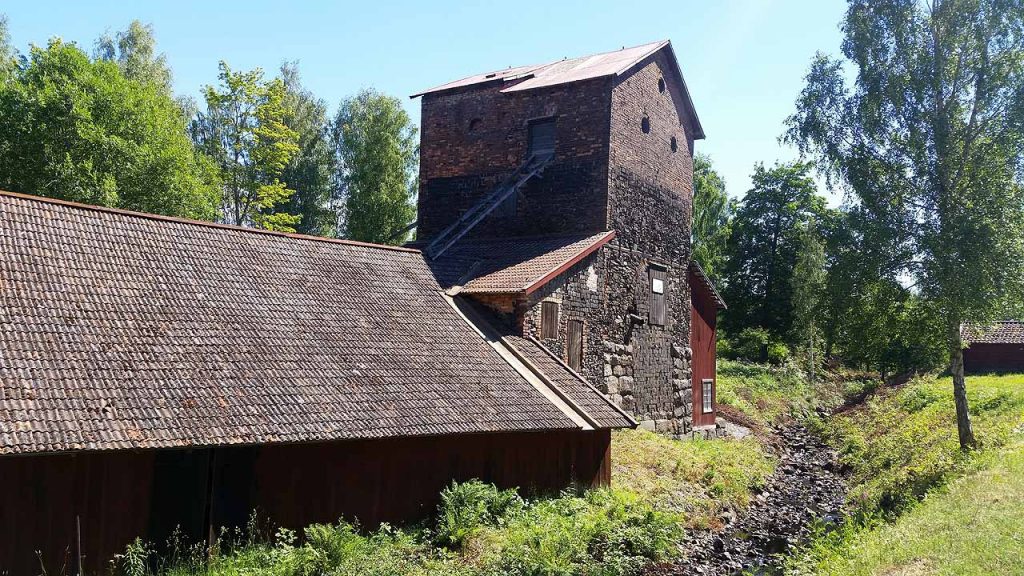 Flatenbergs hytta, som drevs av bergsmän. Det är sommar och bäcken är torr…